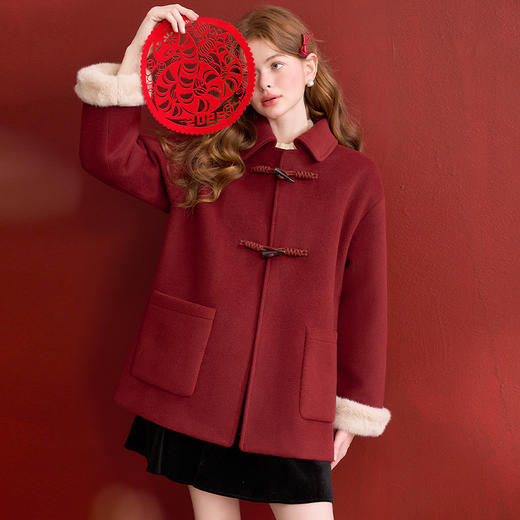 西遇新战袍红色外套女冬季新款牛角扣加绒加厚短款夹克D0044206 商品图1