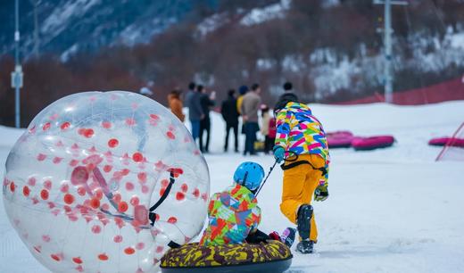 亲子滑雪第一站！松潘-奇峡沟滑雪场，88元起，全天不限时滑雪，娱雪区山地越野，雪地摩托超多好玩项目，免费教练开课，免费提供藏汉服打卡，赠送热饮，门票即买即用 商品图3