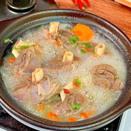 【原切羊腿块】选自内蒙古大草原6月羔羊前腱切块，肉质鲜嫩多汁，吃的都是天然草，肉质超赞，脂肪分布得刚刚好，每一口都是纯正羊肉香，没有膻味！拒绝合成肉，我们只选真材实料。 商品图3