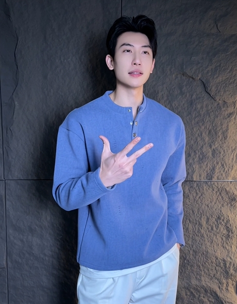 T2040秋冬新款男士搬开领纯色假两件割破设计纽扣长袖日系百搭卫衣