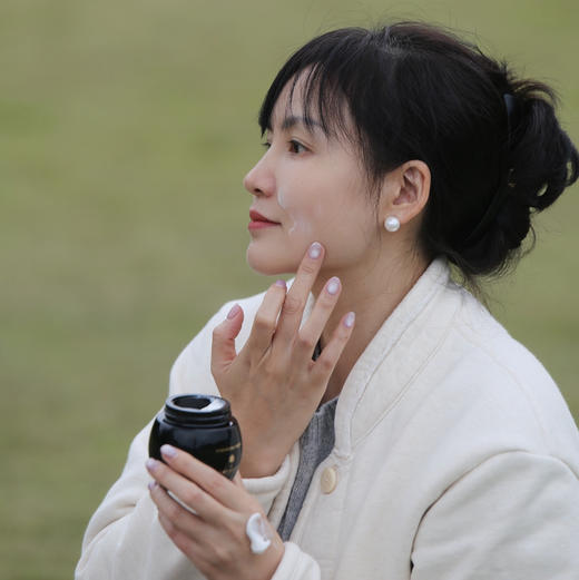 奕虹定制芳疗系列，玻色因檀乳逆势紧致抗皱面霜，不做复制 只做超越 投入35%玻色因 使我们的肌肤紧富 有弹性 商品图8