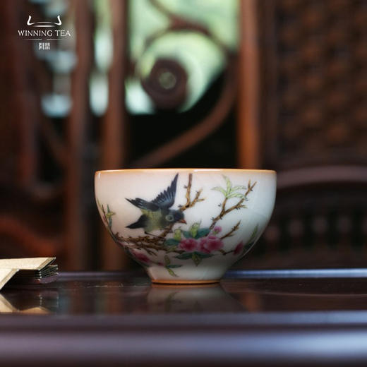 问鼎松涛彩绘哥窑玉盈杯（飞燕驻枝） 商品图0