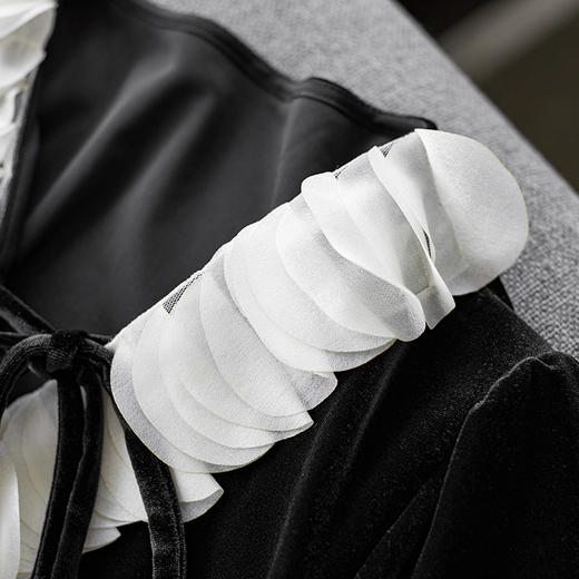 【高货wl】全新升级【铂金会员275/天猫369/差价94】(12749) 洛诗琳新款法式名媛重工层叠圆片V领系带丝绒衬衫 商品图3