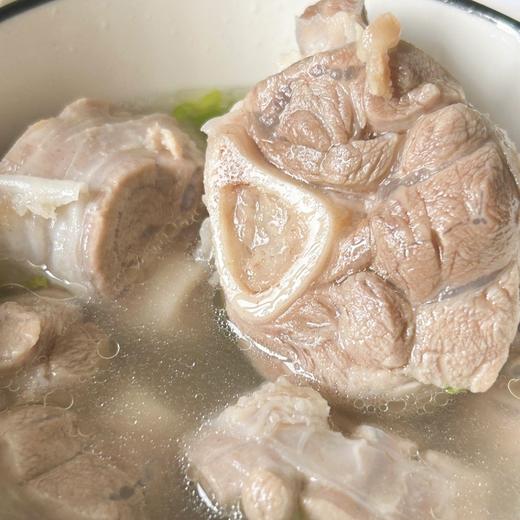 【原切羊腿块】选自内蒙古大草原6月羔羊前腱切块，肉质鲜嫩多汁，吃的都是天然草，肉质超赞，脂肪分布得刚刚好，每一口都是纯正羊肉香，没有膻味！拒绝合成肉，我们只选真材实料。 商品图2