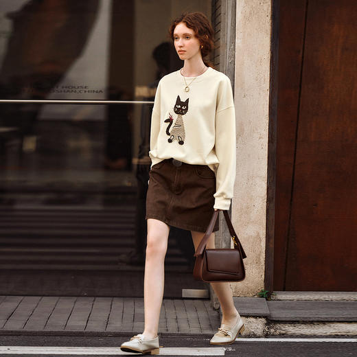 OLrain欧芮儿杏色套头卫衣女春季2025年新款时尚趣味猫咪圆领上衣 商品图2