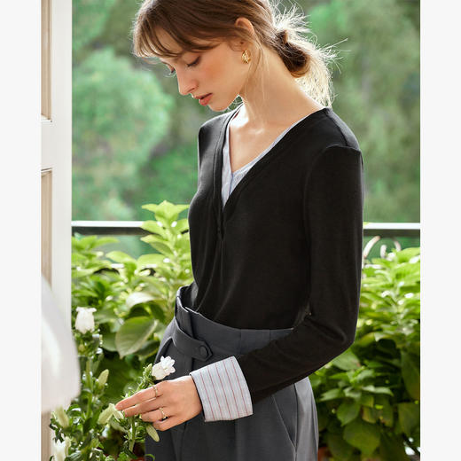 OLrain欧芮儿黑色V领T恤女春季2025年新款拼接假两件长袖上衣 商品图1