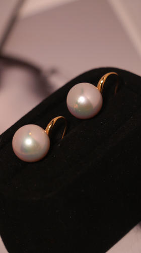 甄珠贝 经典高跟鞋耳钉 爱迪生13-14mm 冷光伴粉紫调 ji光正圆极微微瑕，轻微生长痕迹 18k金厚配件