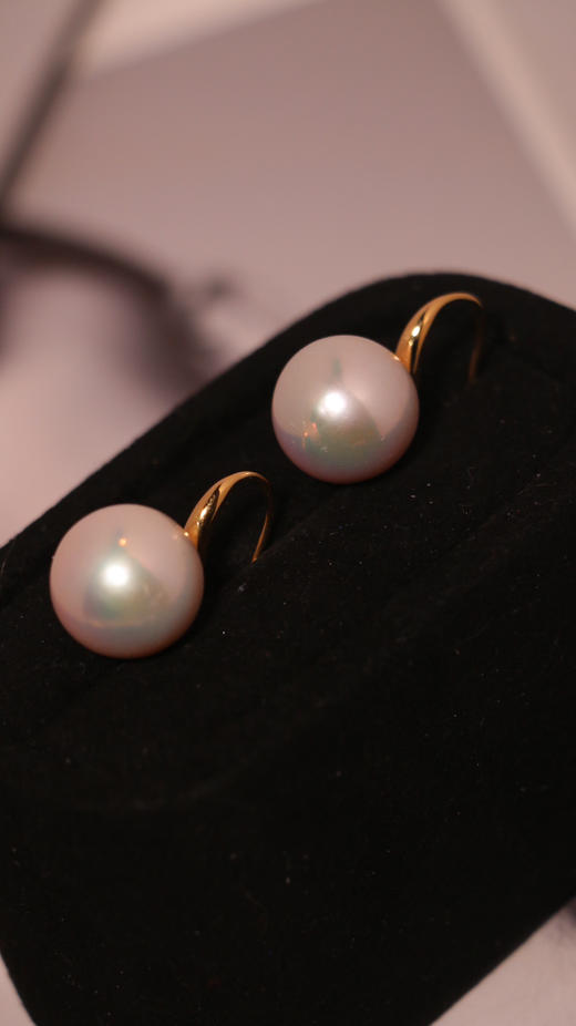 甄珠贝 经典高跟鞋耳钉 爱迪生13-14mm 冷光伴粉紫调 ji光正圆极微微瑕，轻微生长痕迹 18k金厚配件 商品图0