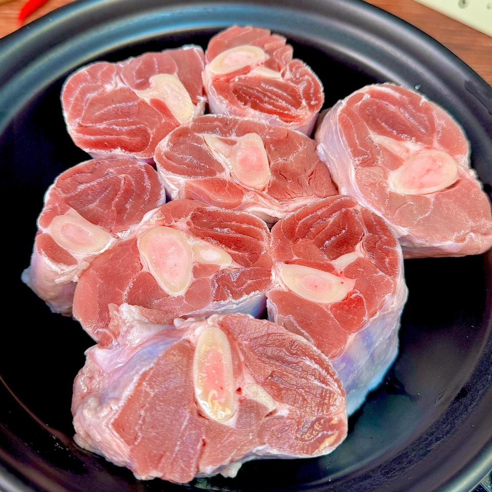 【原切羊腿块】选自内蒙古大草原6月羔羊前腱切块，肉质鲜嫩多汁，吃的都是天然草，肉质超赞，脂肪分布得刚刚好，每一口都是纯正羊肉香，没有膻味！拒绝合成肉，我们只选真材实料。