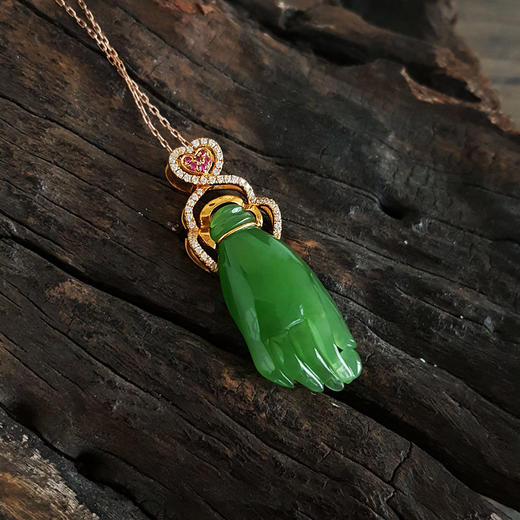 【天然正品】AU750黄金镶天然菠菜绿无黑点佛手造型和田玉碧玉吊坠项链36.0*12.5*5.0MM（皆取最大值）女士现售价：2380！121024NJM06 商品图3