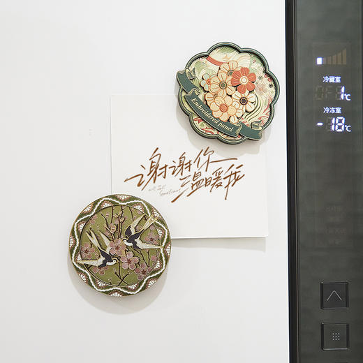 V&A博物馆 沃尔特克兰系列杏林春燕 百合茛苕 木质银箔冰箱贴 商品图3