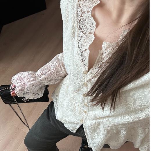 2024新品  软软同款【冬雾】时尚设计感显瘦法式气质V领蕾丝上衣 商品图1