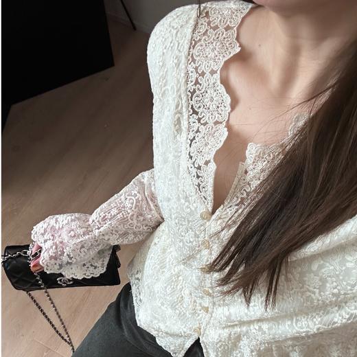 2024新品  软软同款【冬雾】时尚设计感显瘦法式气质V领蕾丝上衣 商品图0
