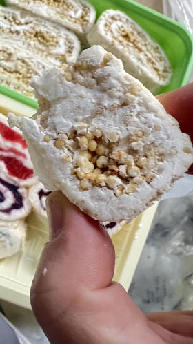 十斤牛奶出一斤奶皮子纯天然绿色，内蒙当地奶源，出自一位有执念有信念的老匠人之手，只做大自然的搬运工，拒绝科技和污染，让老人孩子和我们爱的人，吃到放心的食品，250g/盒