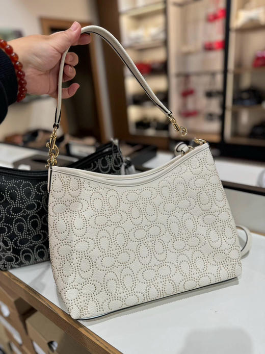¥1650🇺🇸Coach 最新款Laurel 白色铆钉腋下包/流浪包，一包难求的大爆款！！经典百搭色，超低好价！31*23*10cm 商品图1