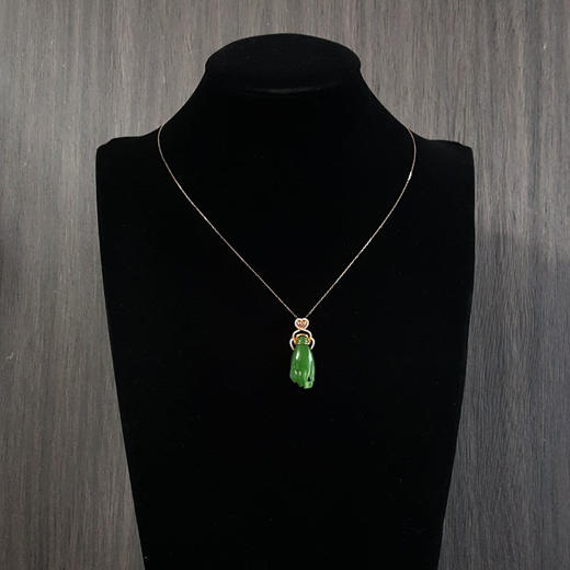 【天然正品】AU750黄金镶天然菠菜绿无黑点佛手造型和田玉碧玉吊坠项链36.0*12.5*5.0MM（皆取最大值）女士现售价：2380！121024NJM06 商品图8