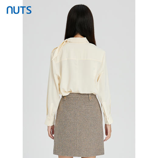 NUTS秋冬款简约设计感围巾领百搭宽松长袖套头衬衫女241013037B 商品图4