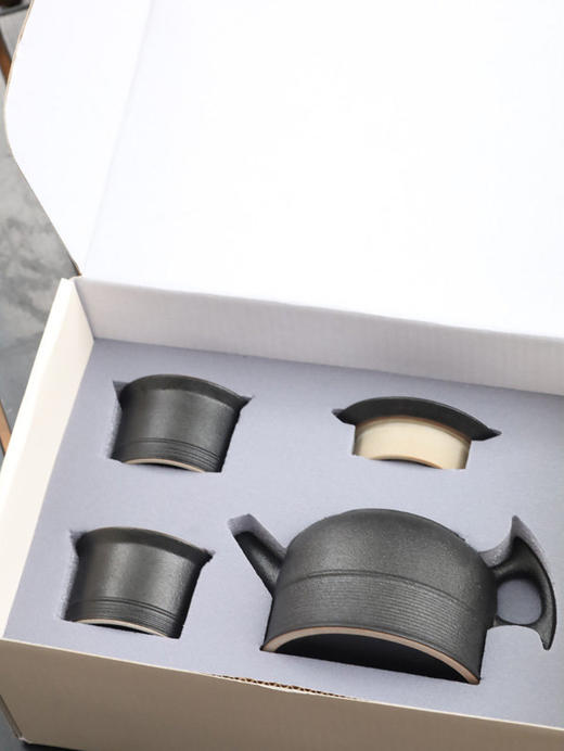 德化万仟瓷陶瓷研究所出品!!【鲤鱼戏荷一壶二 杯套组】朴实古拙的美，为你的茶室添加一抹独 特的韵味! 线上499￥，我们39.9￥ 商品图4