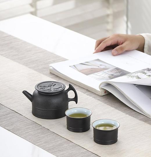 德化万仟瓷陶瓷研究所出品!!【鲤鱼戏荷一壶二 杯套组】朴实古拙的美，为你的茶室添加一抹独 特的韵味! 线上499￥，我们39.9￥ 商品图0