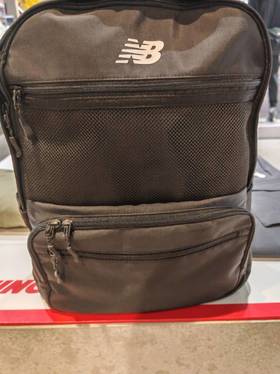 【云粉节】  【8.5折】7楼 NewBalance运动背包吊牌价：399元