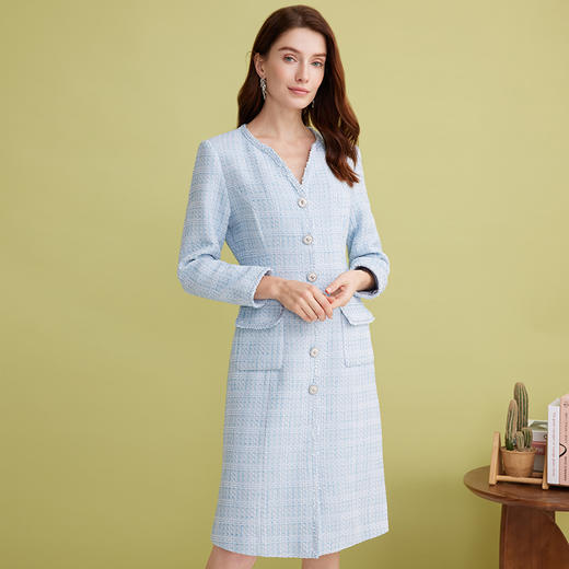 EITIE爱特爱精致高级感浅蓝色V领粗花呢气质连衣裙2025春季新款A2507501 商品图3
