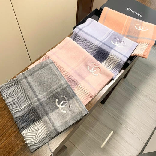 秋冬特惠💰260 香奈儿新款围巾 搭配利器 香奈儿系列货 专供vip产品 纹路织法使围巾 商品图1