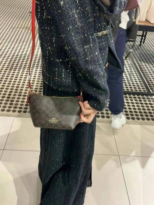 ❤️红色拼深棕色老花❤️限时折扣¥980Coach zip top小号饭盒包/迷你饺子包尺寸约15×13×8cm 商品图3