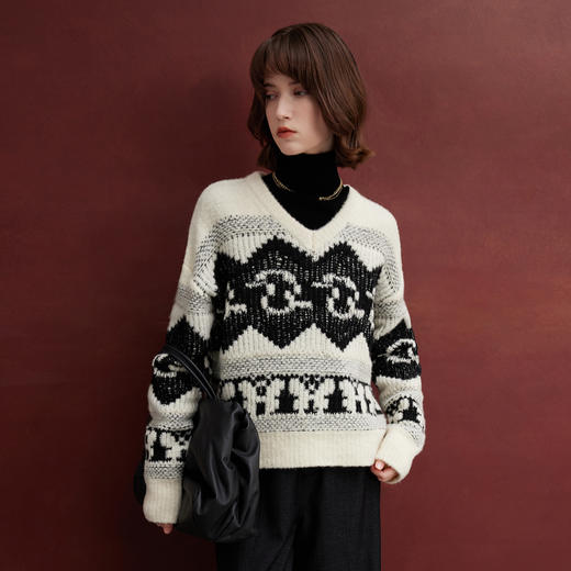 三彩2024冬季新款绵羊毛圈圈纱针织衫宽松V领蝴蝶毛衣几何撞色女 商品图3