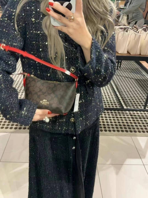 ❤️红色拼深棕色老花❤️限时折扣¥980Coach zip top小号饭盒包/迷你饺子包尺寸约15×13×8cm 商品图4