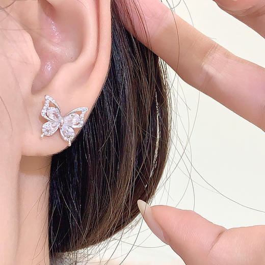 卡蒂罗/KADER 蝶舞光影耳钉 闪闪蝶舞满镶钻石璀璨闪耀气质款纯银耳饰 闪光蝴蝶秋冬穿搭必备单品优雅百搭 商品图3