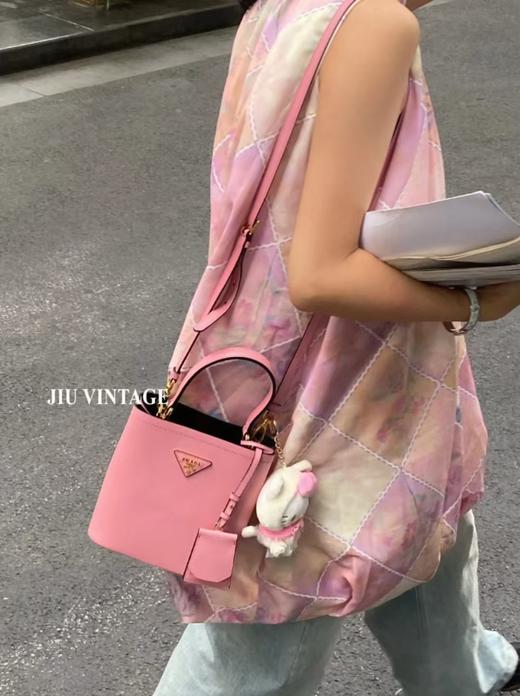 PRAD*普拉达 三角徽标 皮革 单肩手提包 女款 花瓣粉（HH） 商品图4