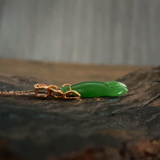 【天然正品】AU750黄金镶天然菠菜绿无黑点佛手造型和田玉碧玉吊坠项链36.0*12.5*5.0MM（皆取最大值）女士现售价：2380！121024NJM06 商品图5
