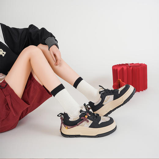 Safiya/索菲娅2025蛇年限定学院风中国结增高厚底休闲板鞋 SFD1112265 商品图8