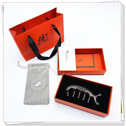 檀木经络保健梳(中国中医药出版社文创产品） 随时随地享受按摩 本梳精选紫光檀黑酸枝制作 适用于面部头颈手臂腿部穴位按摩和点按 商品图1