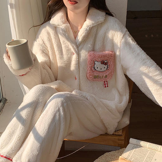【超萌公主风❗️舒棉绒甜美家居服套装】可爱又好看，轻松御寒不臃肿，冬季睡衣女珊瑚绒翻领风加绒卡通KT猫开扣长袖长裤 商品图3