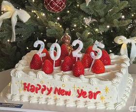 【性价比系列】---长方形【花边网格草莓2025】（图中数字蜡烛换为金色）跨年、新年、元旦蛋糕【网图】