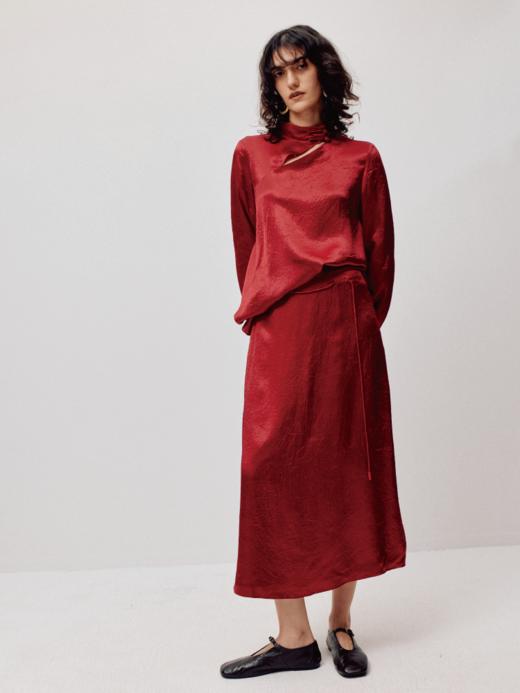 LIYIHAN红之绸丨25春新年醋酸解构上衣压褶缎面垂感衬衫斜下摆 商品图0