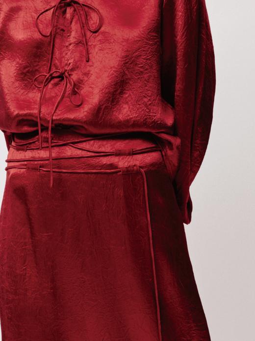 LIYIHAN红之绸丨25春新年新中式醋酸立领上衣缎面压褶垂感衬衫 商品图3