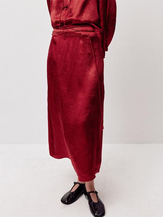 LIYIHAN红之绸丨25春新年醋酸缎面压褶半身裙女显瘦直筒包臀长裙 商品图0