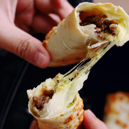 芝士榴莲卷 芝士牛肉卷  早餐新选择 馅料很足，随烤随吃，新鲜嫩牛肉现做现发，口口芝士榴莲 口口肉，吃的出的新鲜 商品图2