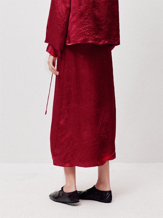 LIYIHAN红之绸丨25春新年醋酸缎面压褶半身裙女显瘦直筒包臀长裙 商品图3