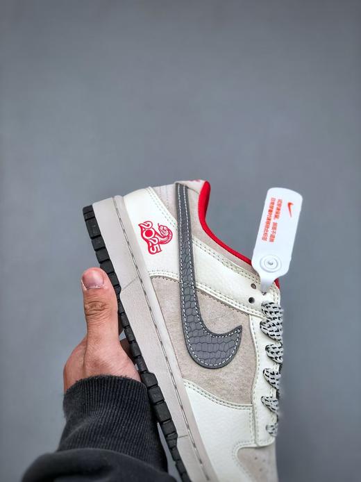 蛇年🐍限量发售！#蛇年先行者公司级 # SB Duck low“白灰蛇鳞高奢蛇年定制款” 商品图3