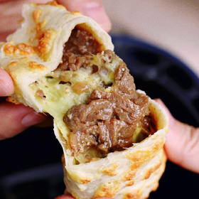 芝士榴莲卷 芝士牛肉卷  早餐新选择 馅料很足，随烤随吃，新鲜嫩牛肉现做现发，口口芝士榴莲 口口肉，吃的出的新鲜