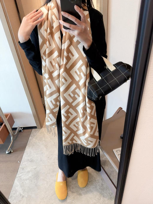 秋冬特惠💰150 芬迪围巾 女神及日常都非常好搭配的款 平时穿搭也非常好搭配 商品图2