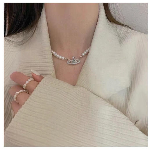 1029-3 现货发 圆正 无包装 西太后 土星吊坠 珍珠锁骨链 短项链 商品图4