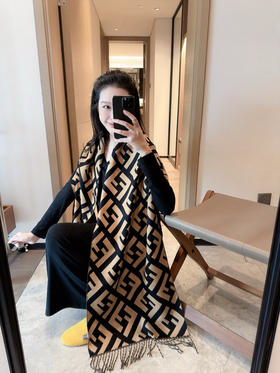 秋冬特惠💰150 芬迪围巾 女神及日常都非常好搭配的款 平时穿搭也非常好搭配