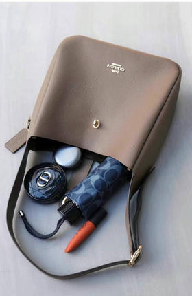 ¥1880🇺🇸COACH蔻驰，🆕最新款哈德利hadley流浪包，YSL hobo平替！高级灰荔枝纹皮