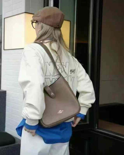 ¥1880🇺🇸COACH蔻驰，🆕最新款哈德利hadley流浪包，YSL hobo平替！高级灰荔枝纹皮 商品图5