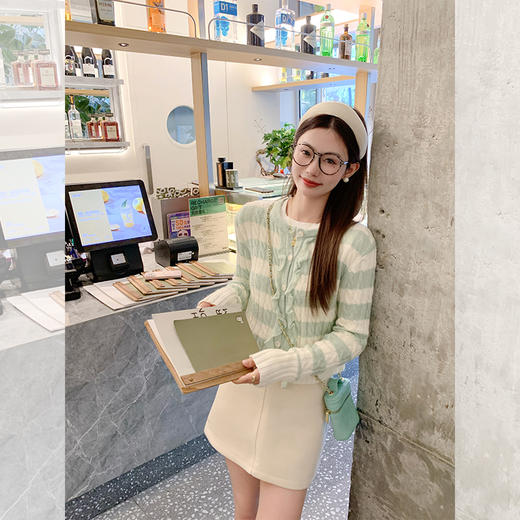 【169元任选2件】最后一波现货！设计感修身短款条纹系扣毛织衫 商品图5