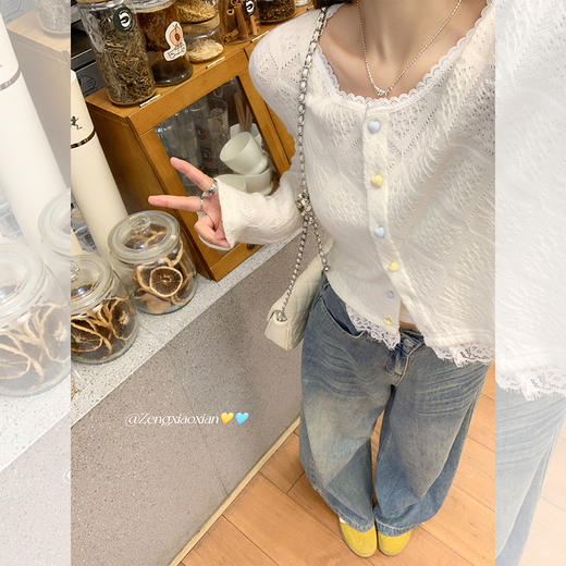 <曾小咸推荐>韩式蕾丝边勾花系扣小衫上衣 商品图1